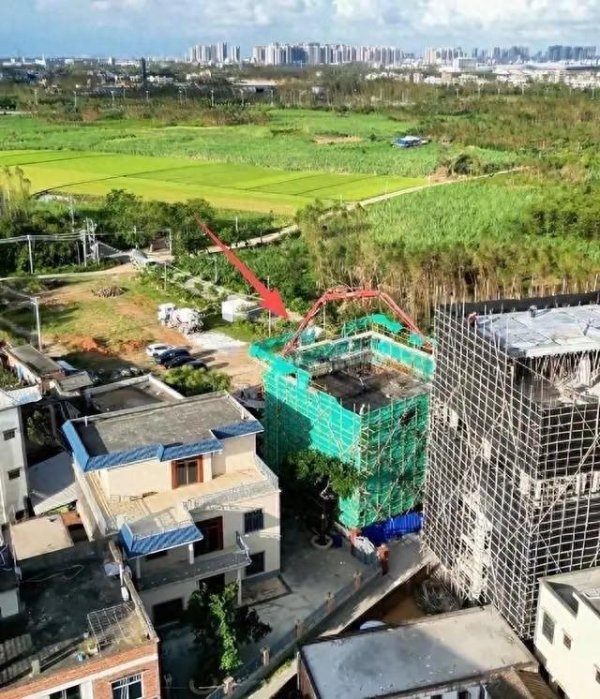 线上股票配资门户 全红婵新家封顶在即，对面邻居却高出“一大截”，看着真闹心