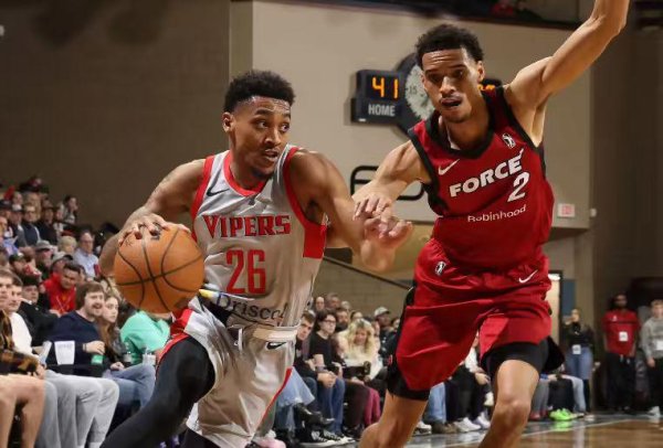 山东股票配资公司 后场新援在火箭二队的首秀极不成功，他怎么会突然间出现下滑呢？