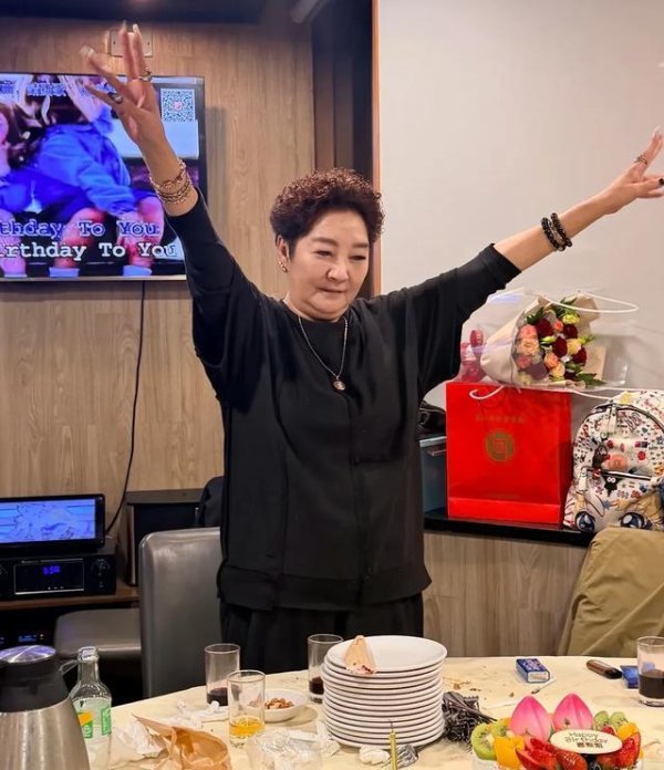 正规的股票杠杆平台 61岁港星雪梨，旧爱徐少强离世后断崖式衰老，庆生不见姐姐米雪